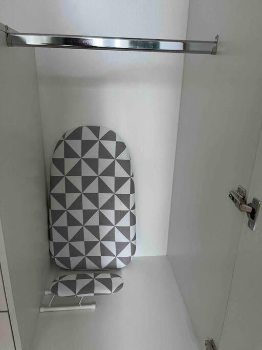 Tropical 1br Uptown Parksuites Bgc, 200mbps Smart Tv * Manila