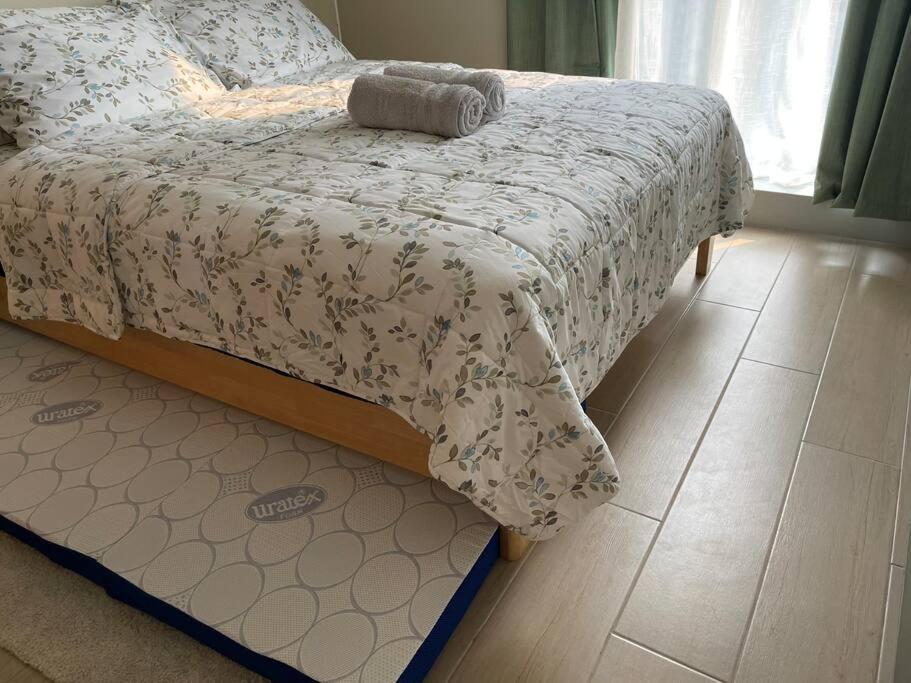 Tropical 1br Uptown Parksuites Bgc, 200mbps Smart Tv Apartment