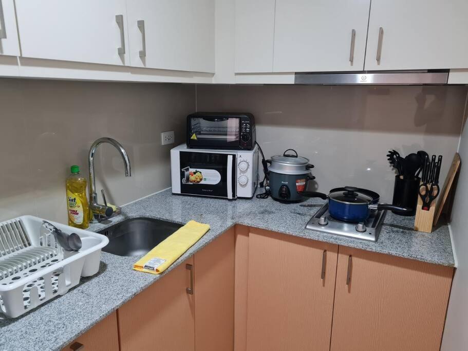 Apartment Tropical 1br Uptown Parksuites Bgc, 200mbps Smart Tv Manila