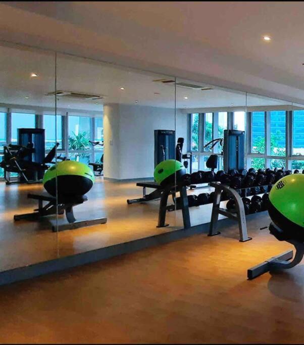 Tropical 1br Uptown Parksuites Bgc, 200mbps Smart Tv *