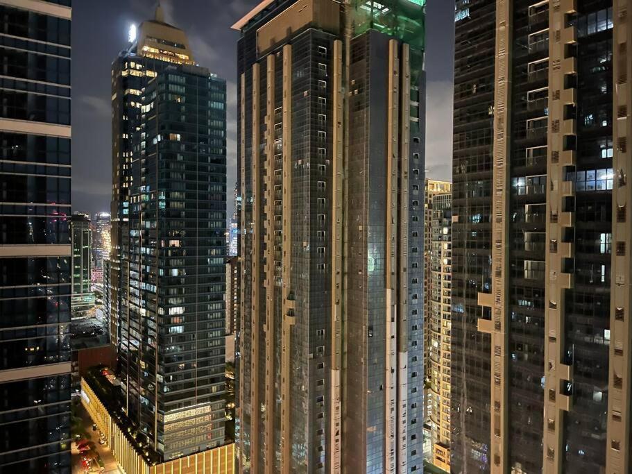 Tropical 1br Uptown Parksuites Bgc, 200mbps Smart Tv