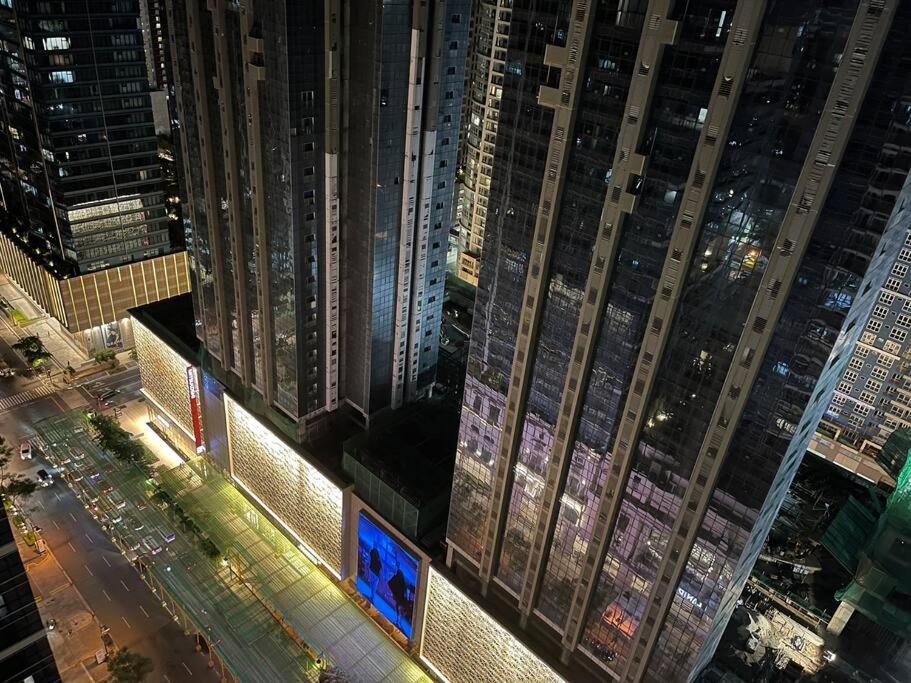 Tropical 1br Uptown Parksuites Bgc, 200mbps Smart Tv Apartment Manila