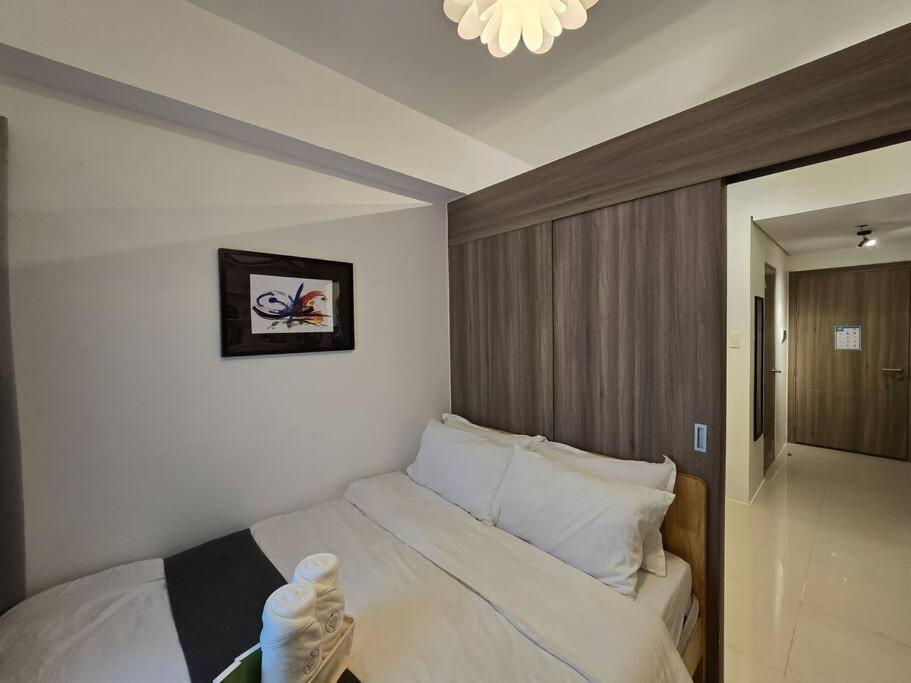 1br Unit Condotel W Balcony Fame Residences -fm14 * Manila