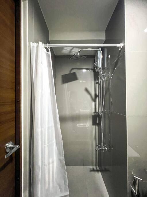 The Modern Flats At Air Residences With Wifi&city View Manila