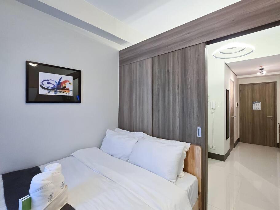 Apartment 1br Unit Condotel W/ Balcony Fame Residences -fm30 Manila