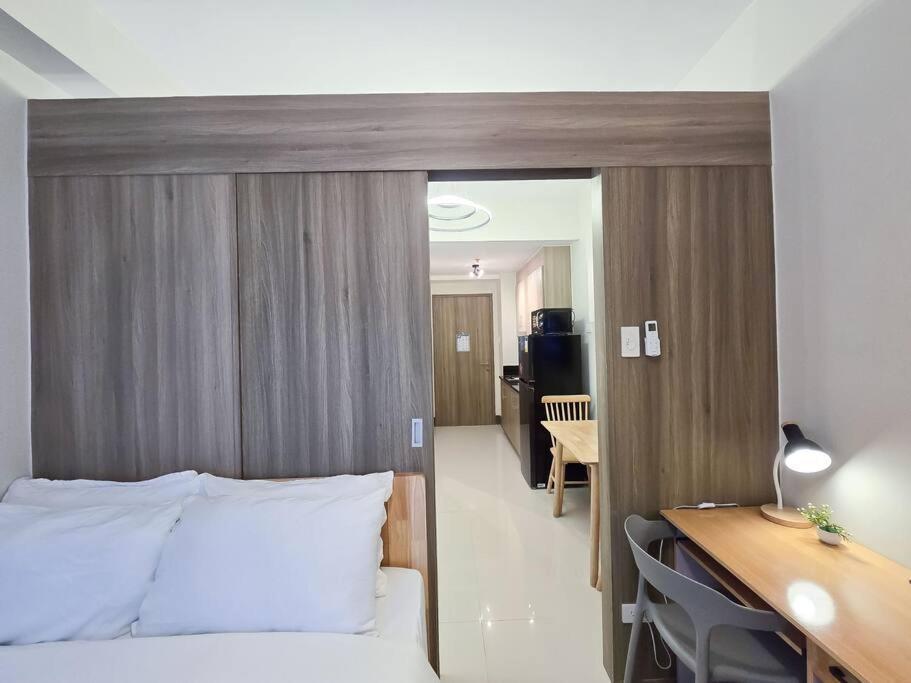 Apartment 1br Unit Condotel W/ Balcony Fame Residences -fm30 Manila
