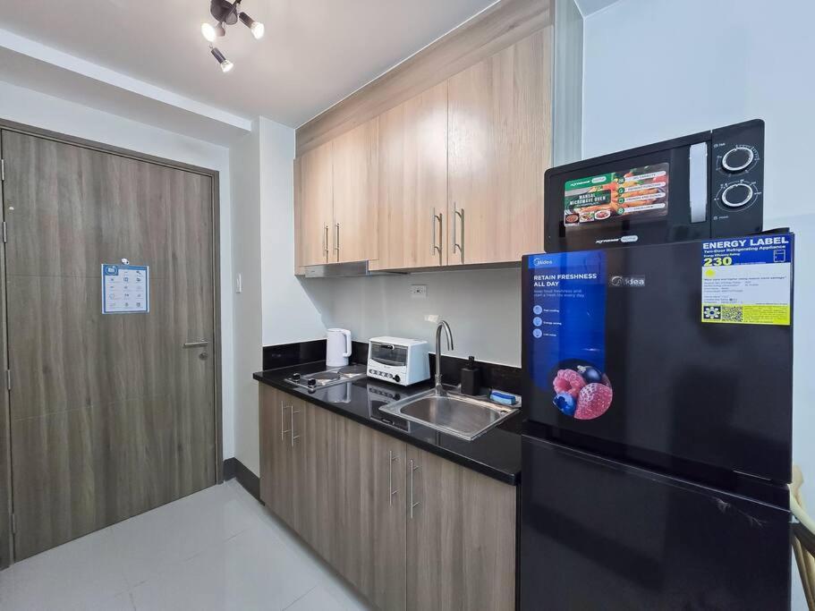 Apartment 1br Unit Condotel W/ Balcony Fame Residences -fm30 Manila