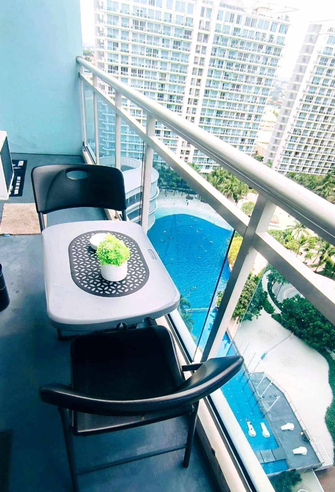 Apartment Beach Front Living In The Heart Of The City, Azure Residences Manila