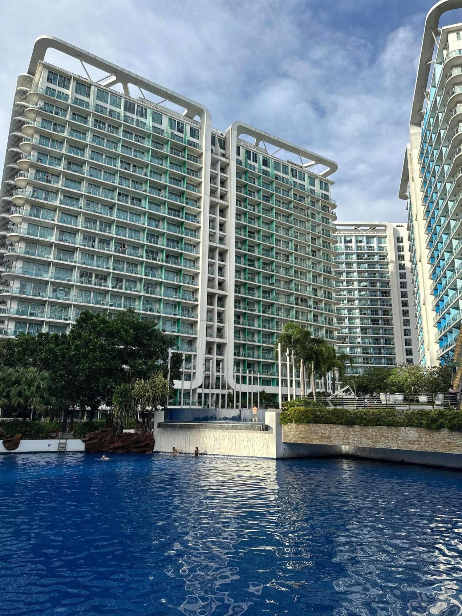 Staycation With Wave Pool At Azure Urban Apartment