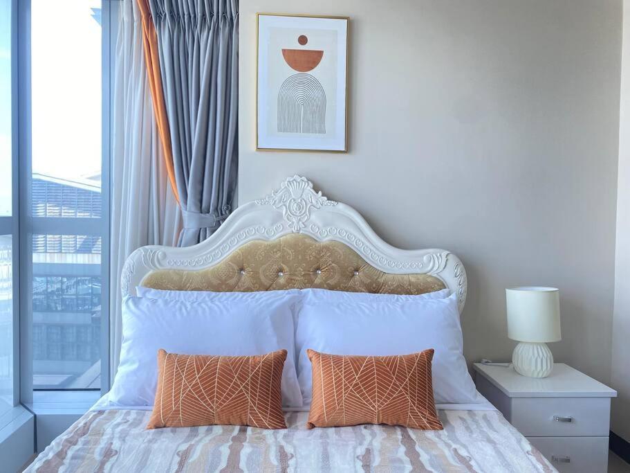 Bgc Skyline 2br With Parking In Uptown Bgc * Manila