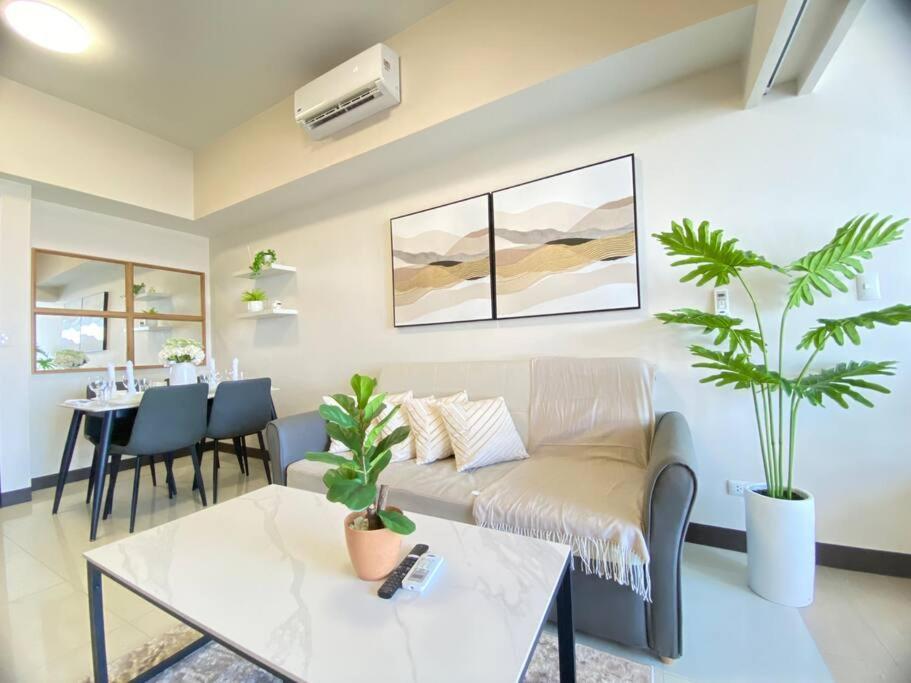 Bgc Skyline 2br With Parking In Uptown Bgc Manila