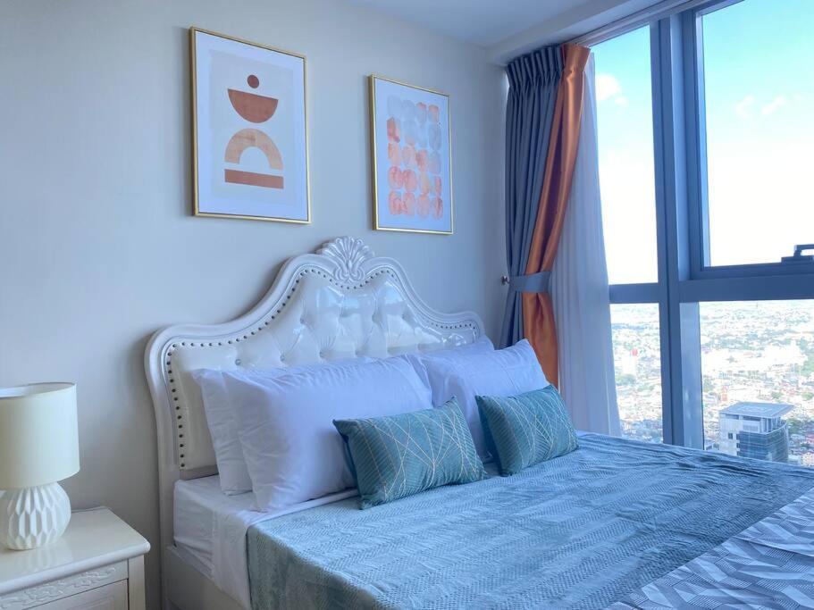 Bgc Skyline 2br With Parking In Uptown Bgc Manila