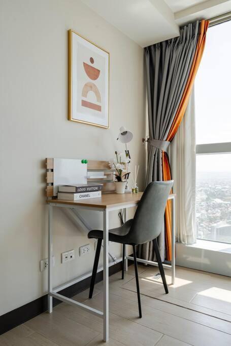 Apartment Bgc Skyline 2br With Parking In Uptown Bgc *