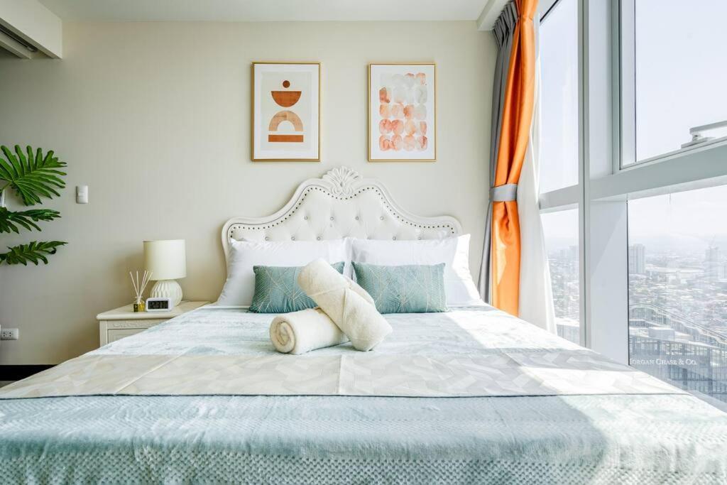Bgc Skyline 2br With Parking In Uptown Bgc * Manila