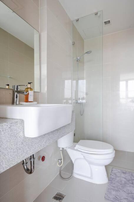 Apartment Bgc Skyline 2br With Parking In Uptown Bgc