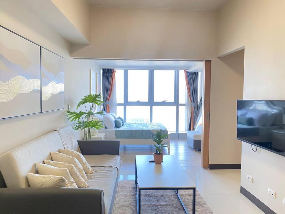 Bgc Skyline 2br With Parking In Uptown Bgc * Manila