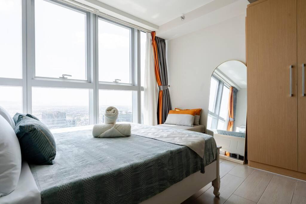Bgc Skyline 2br With Parking In Uptown Bgc
