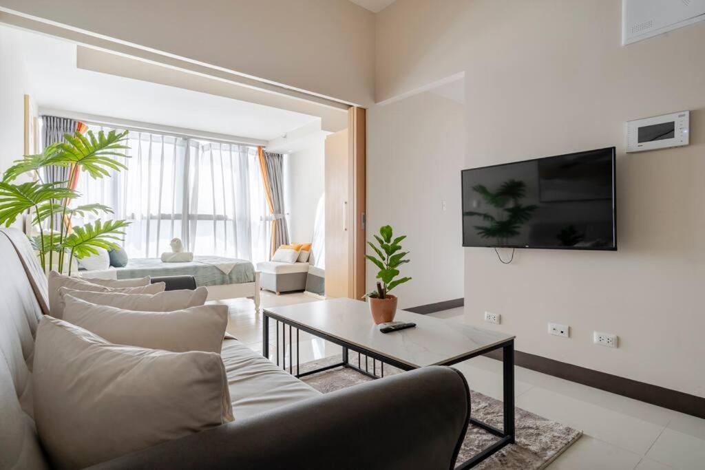 Bgc Skyline 2br With Parking In Uptown Bgc *