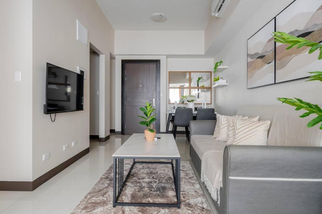Bgc Skyline 2br With Parking In Uptown Bgc
