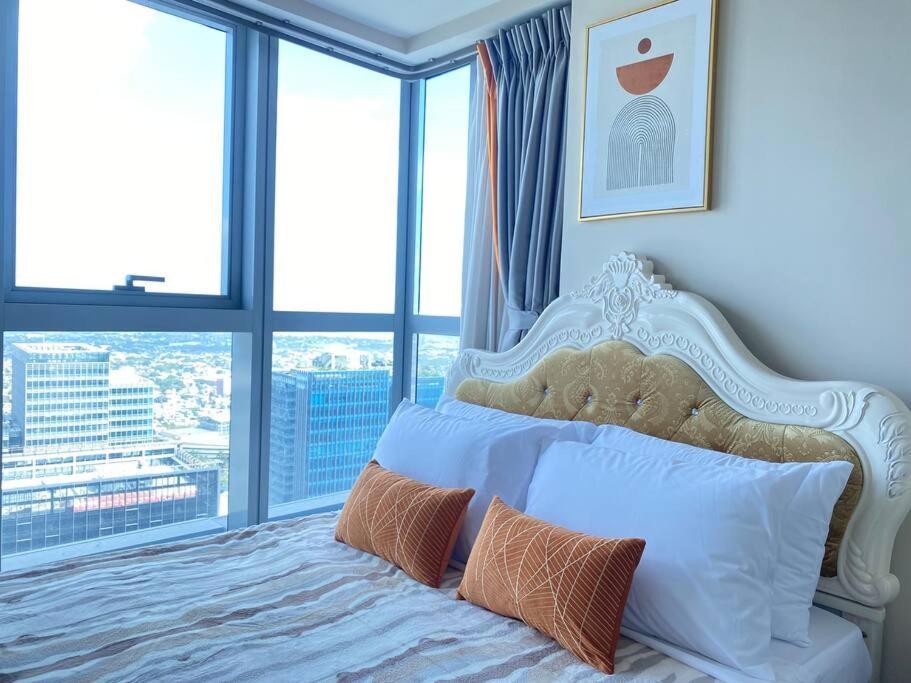 Bgc Skyline 2br With Parking In Uptown Bgc Manila