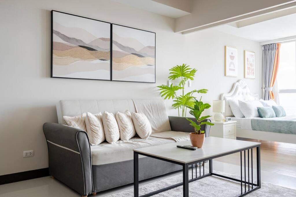 Bgc Skyline 2br With Parking In Uptown Bgc * Manila