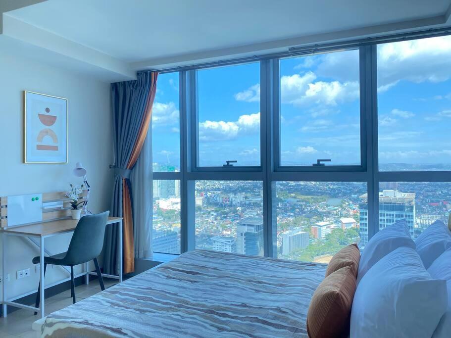 Bgc Skyline 2br With Parking In Uptown Bgc Manila