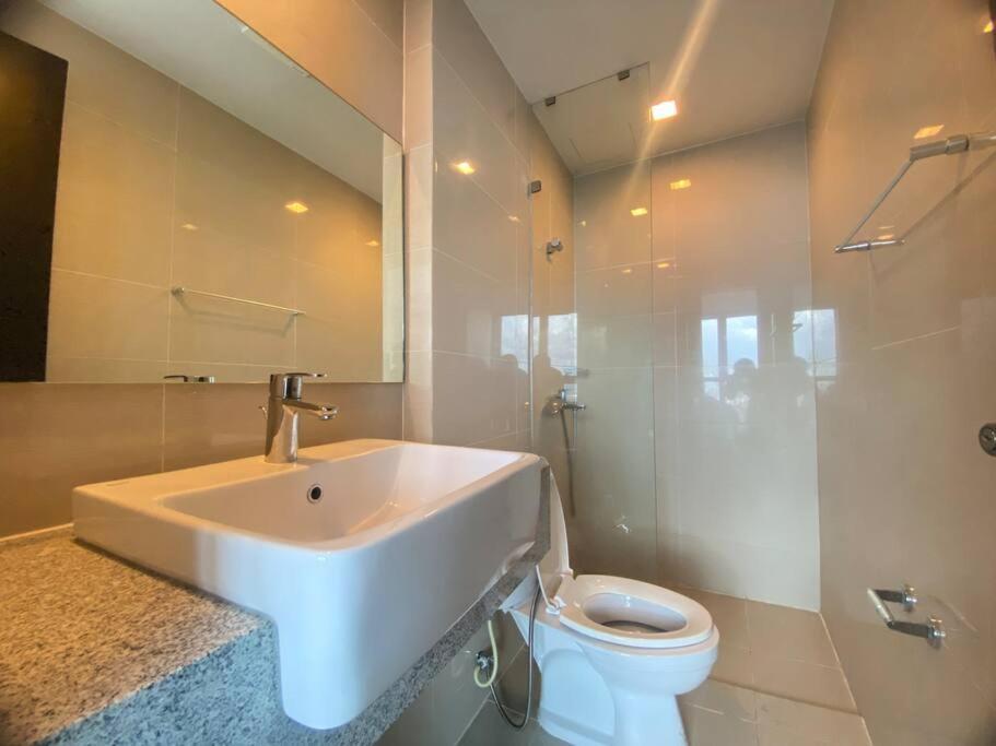 Bgc Skyline 2br With Parking In Uptown Bgc * Manila