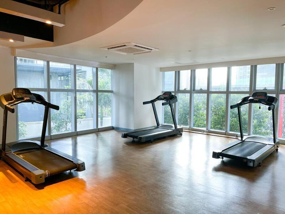Bgc Skyline 2br With Parking In Uptown Bgc *