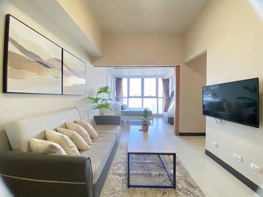 Bgc Skyline 2br With Parking In Uptown Bgc * Manila