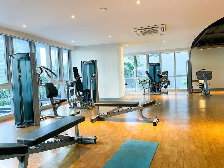 Bgc Skyline 2br With Parking In Uptown Bgc * Manila