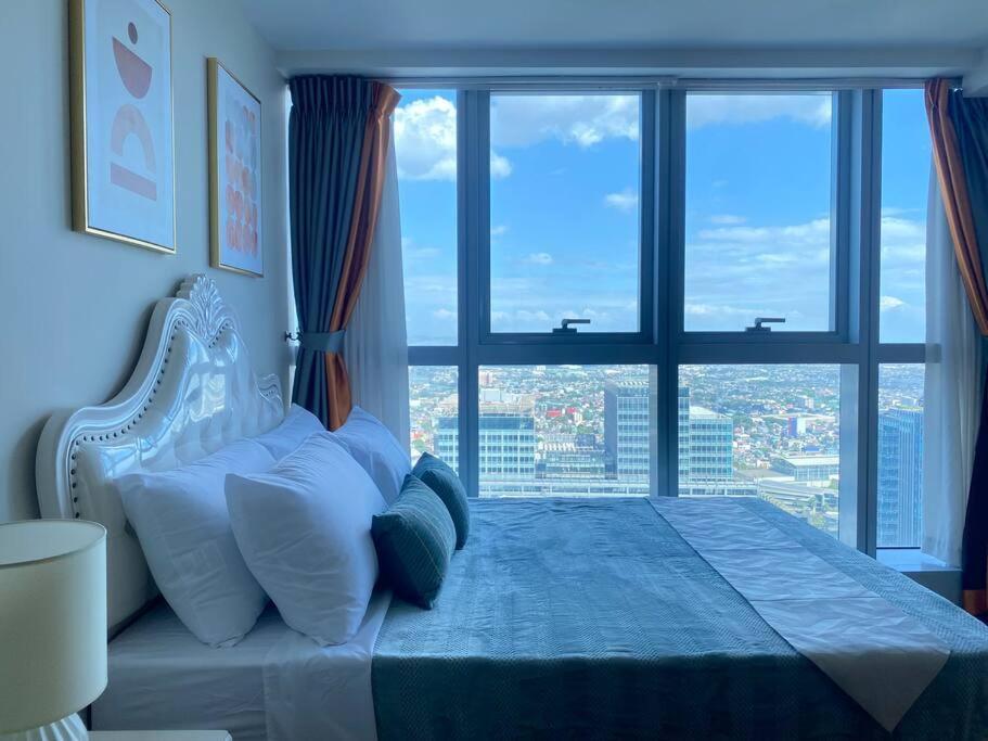 Bgc Skyline 2br With Parking In Uptown Bgc