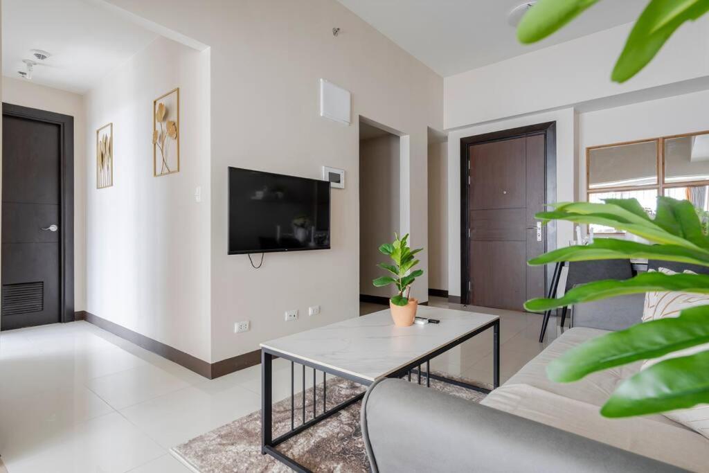 Bgc Skyline 2br With Parking In Uptown Bgc Apartment