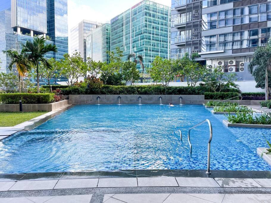 Bgc Skyline 2br With Parking In Uptown Bgc Apartment Manila