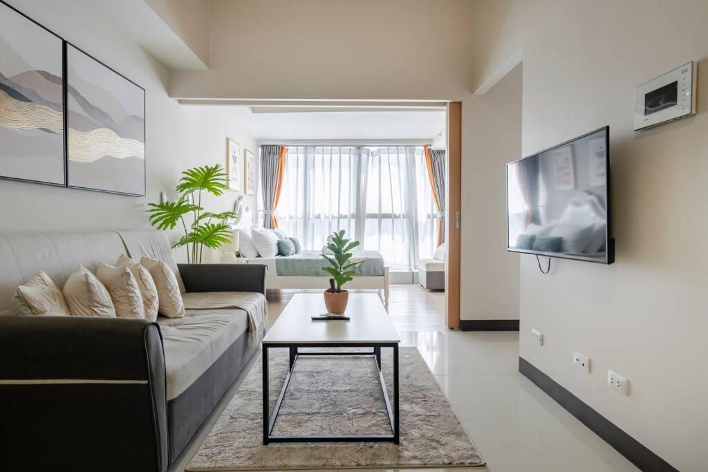 Bgc Skyline 2br With Parking In Uptown Bgc Manila