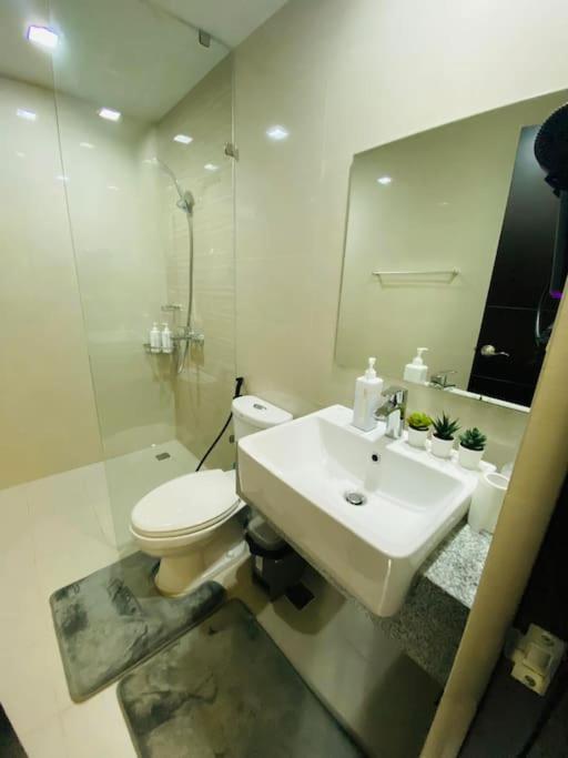 Apartment Faye's Cozy & Modern 1br At Uptown Bgc Manila