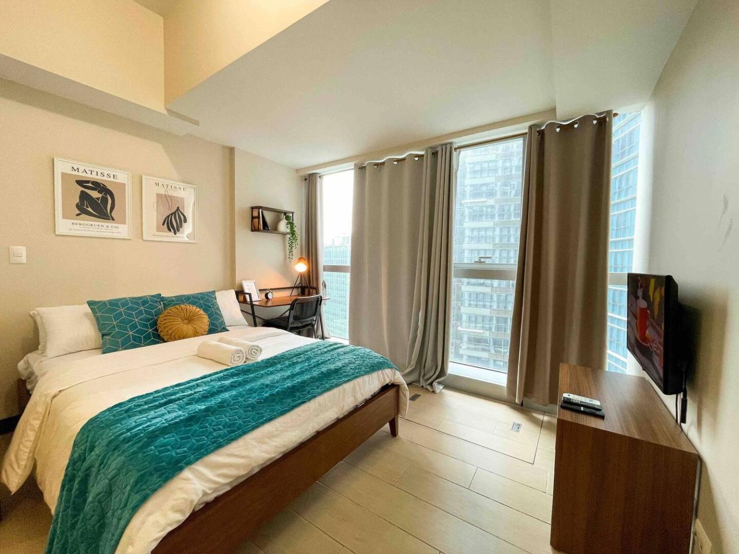Bgc Facing Mitsukoshi Mall #upt122g Holiday home Manila