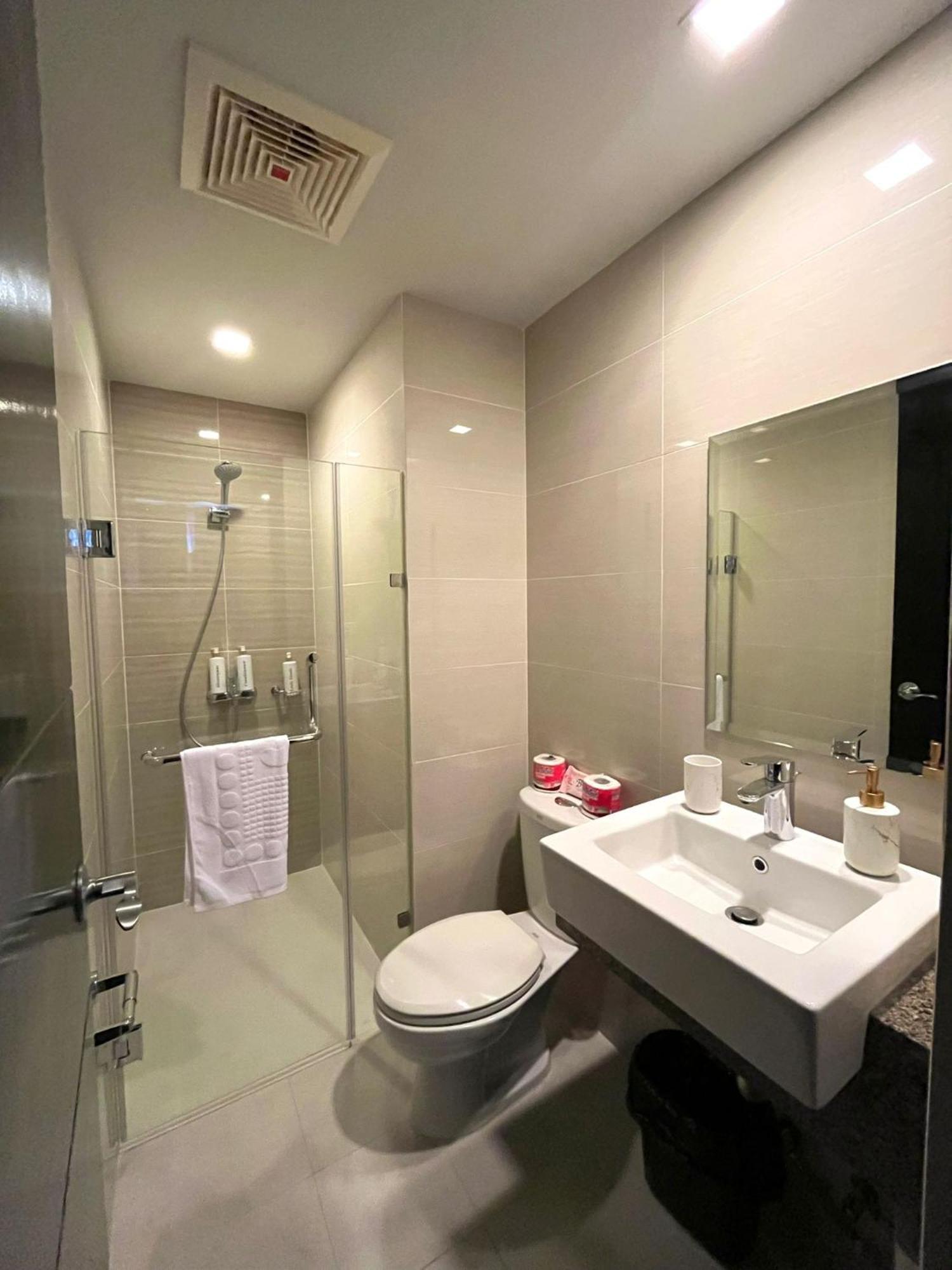 At 81 Newport Boulevard Near Naia With Free Access To Amenities Up To 2 Pax Apartment Manila