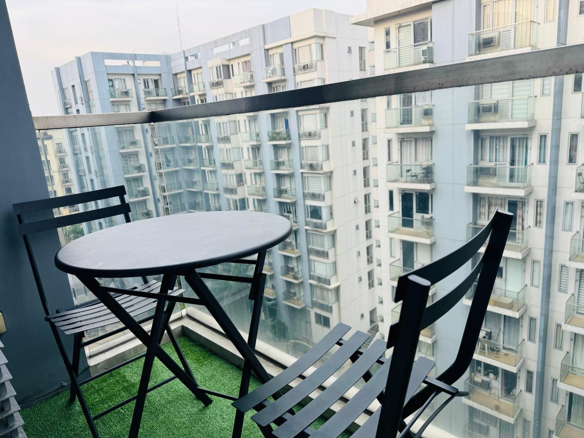 One Palm Tree Apartment