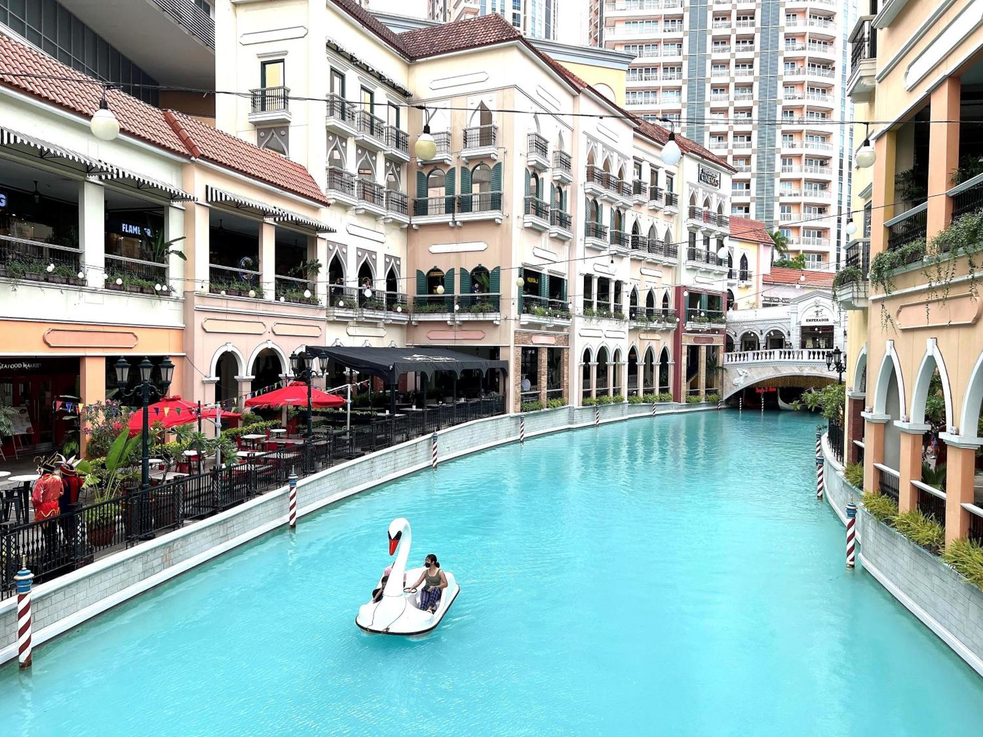 Stunning 2br Apt, 65 Sq M Netflix At Rosewood Pointe Residences Near Bgc Manila
