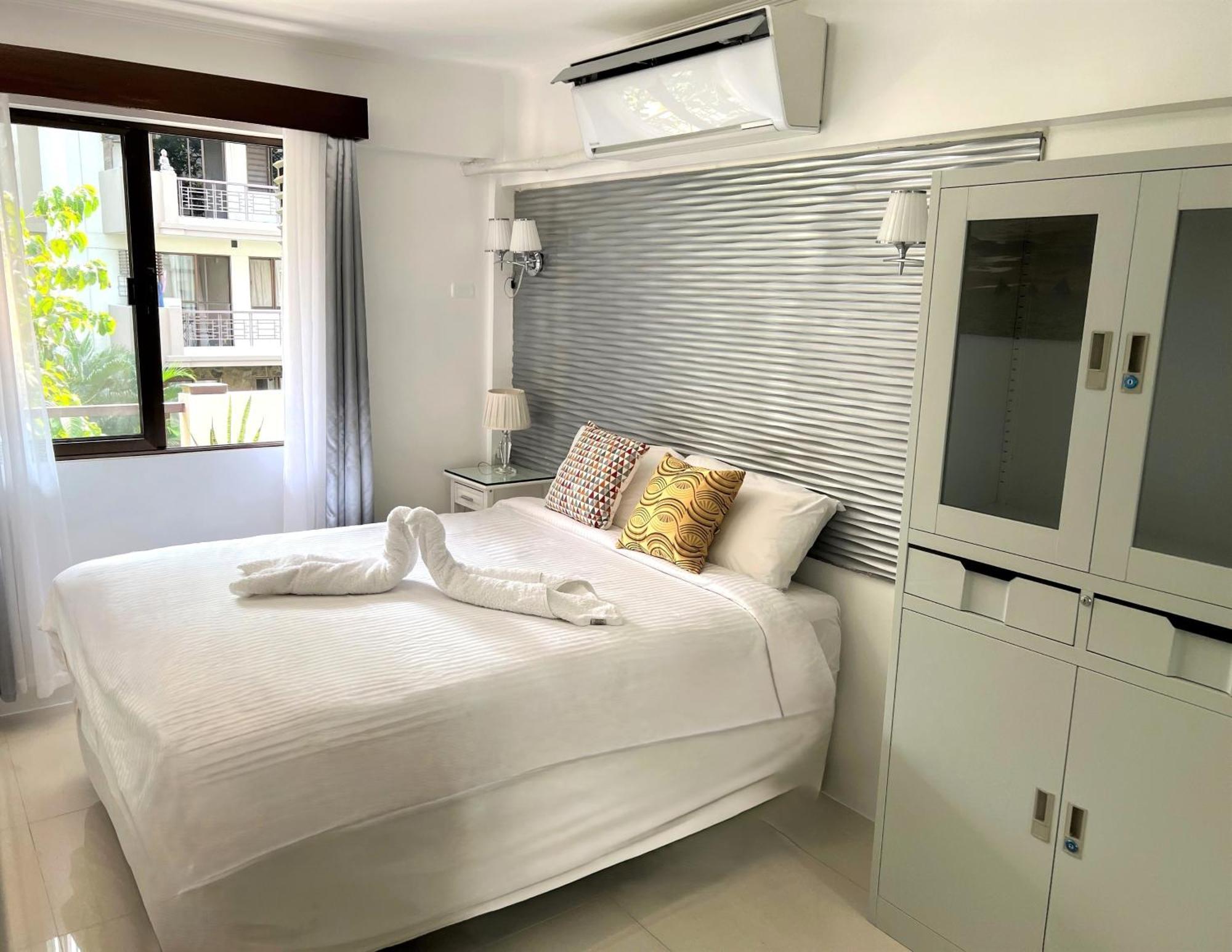 Stunning 2br Apt, 65 Sq M Netflix At Rosewood Pointe Residences Near Bgc