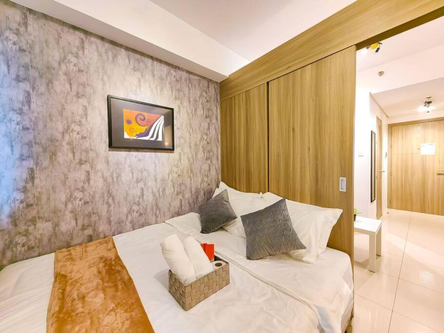 1br Unit Condotel W Balcony Fame Residences -fm03 * Manila