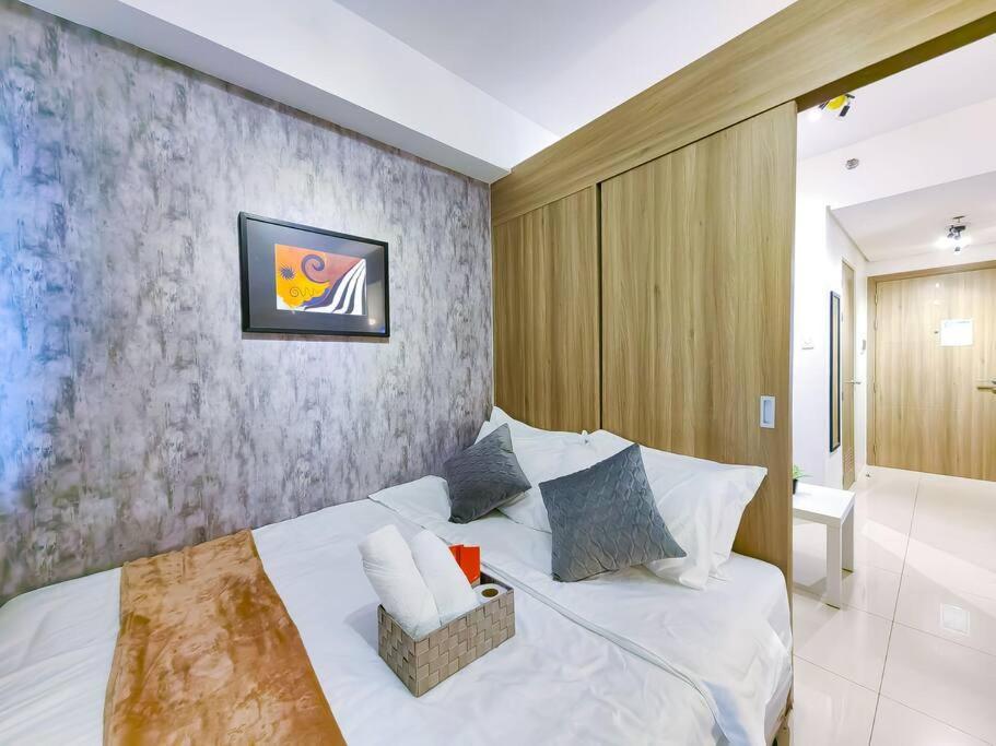 1br Unit Condotel W Balcony Fame Residences -fm03 * Manila