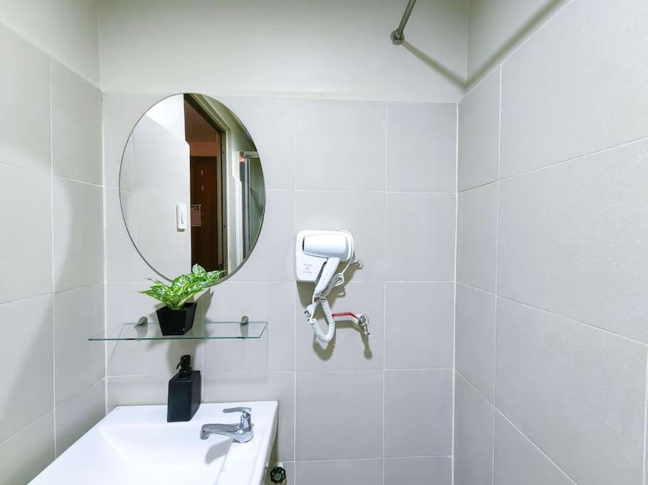 1br Unit Condotel W Balcony Fame Residences -fm03 Apartment Manila