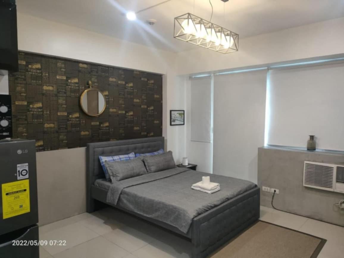 One Palm Tree Apartment