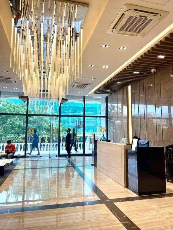 Uptown Parksuites Tower 1 * Manila