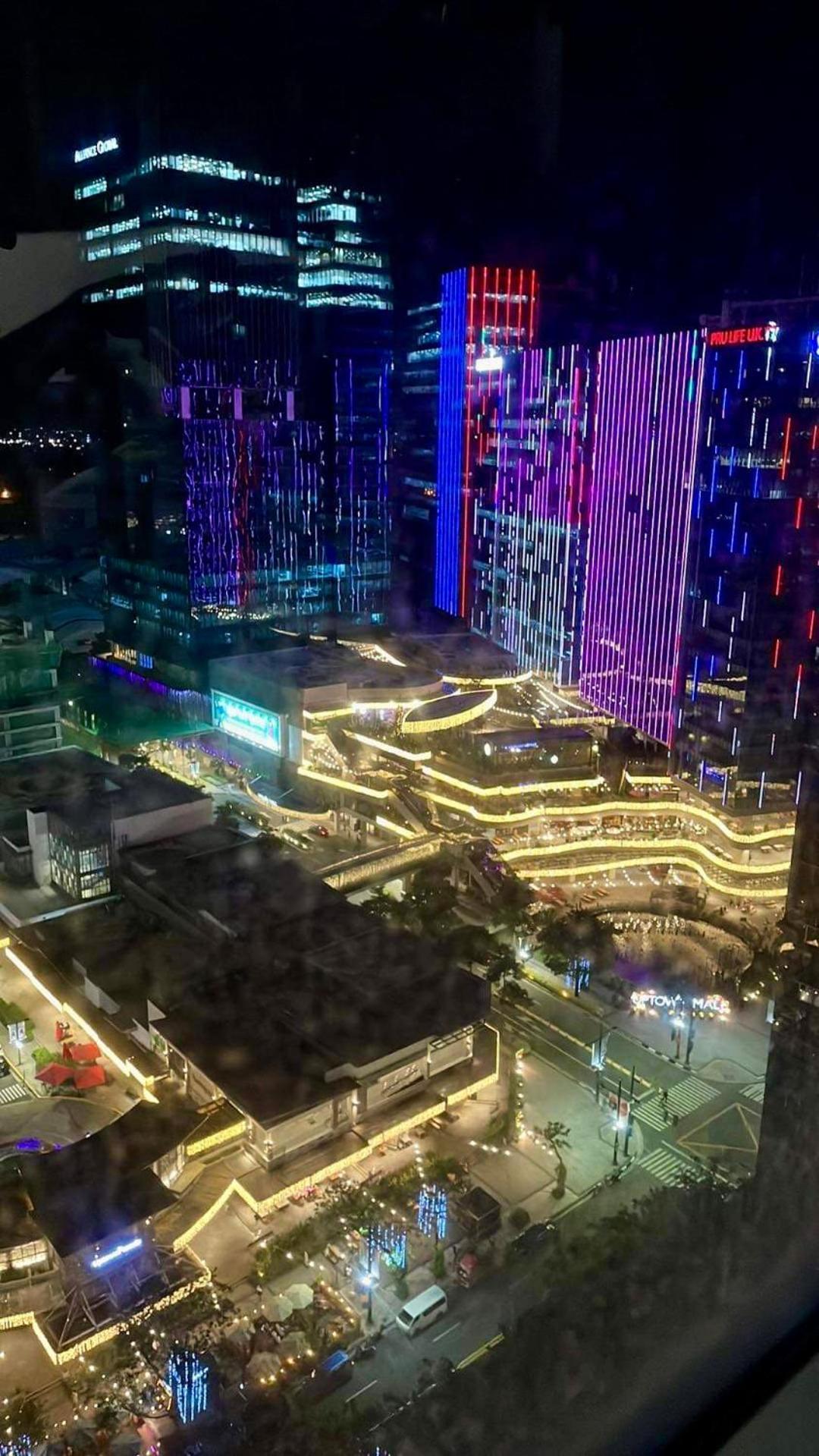 Uptown Parksuites Tower 1 * Manila