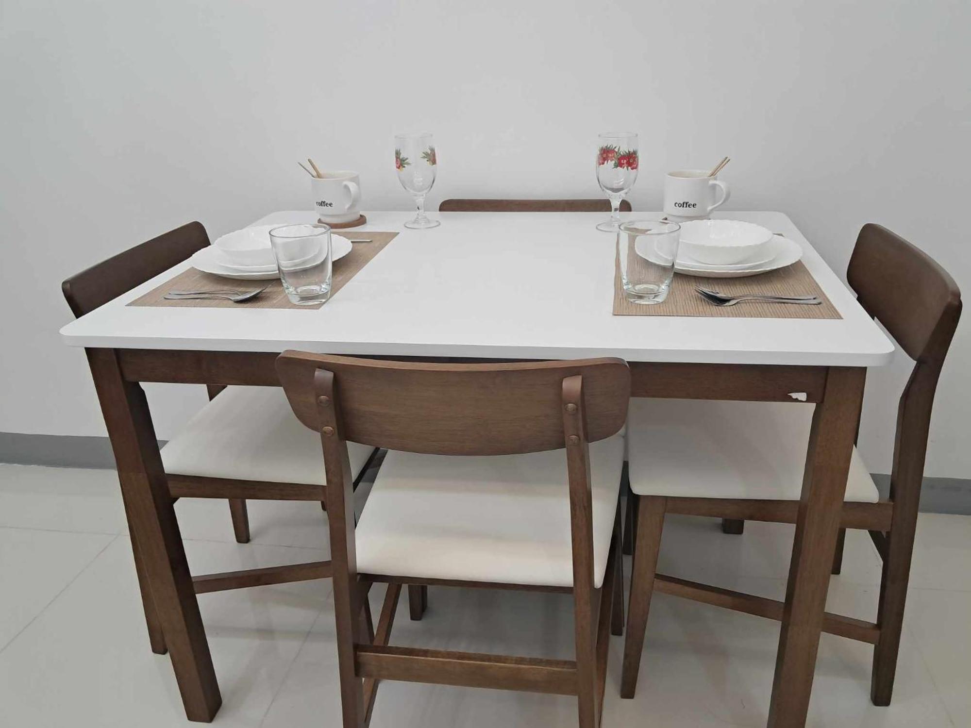 Uptown Parksuites Tower 1 *