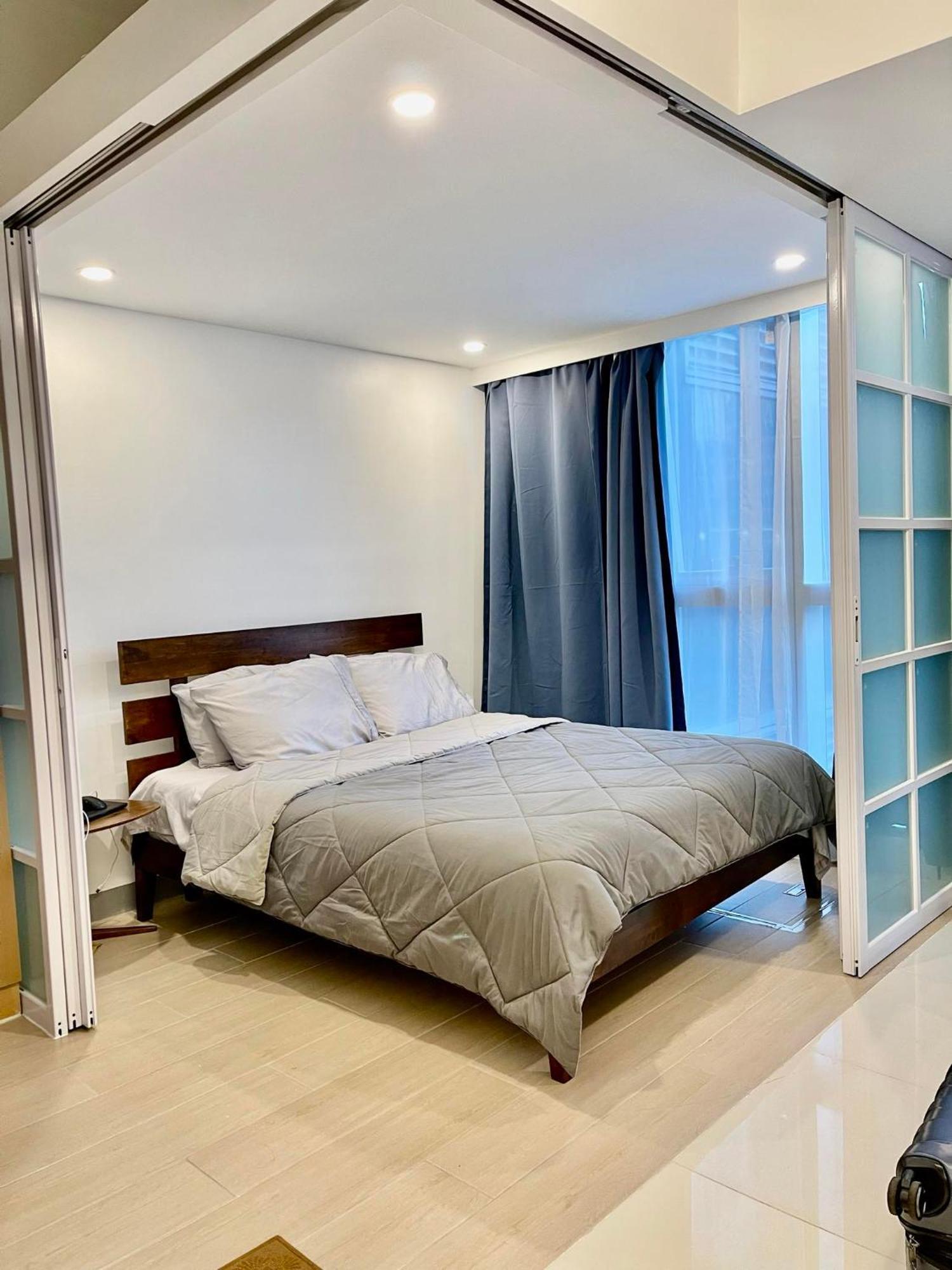 Uptown Parksuites Tower 1 * Manila