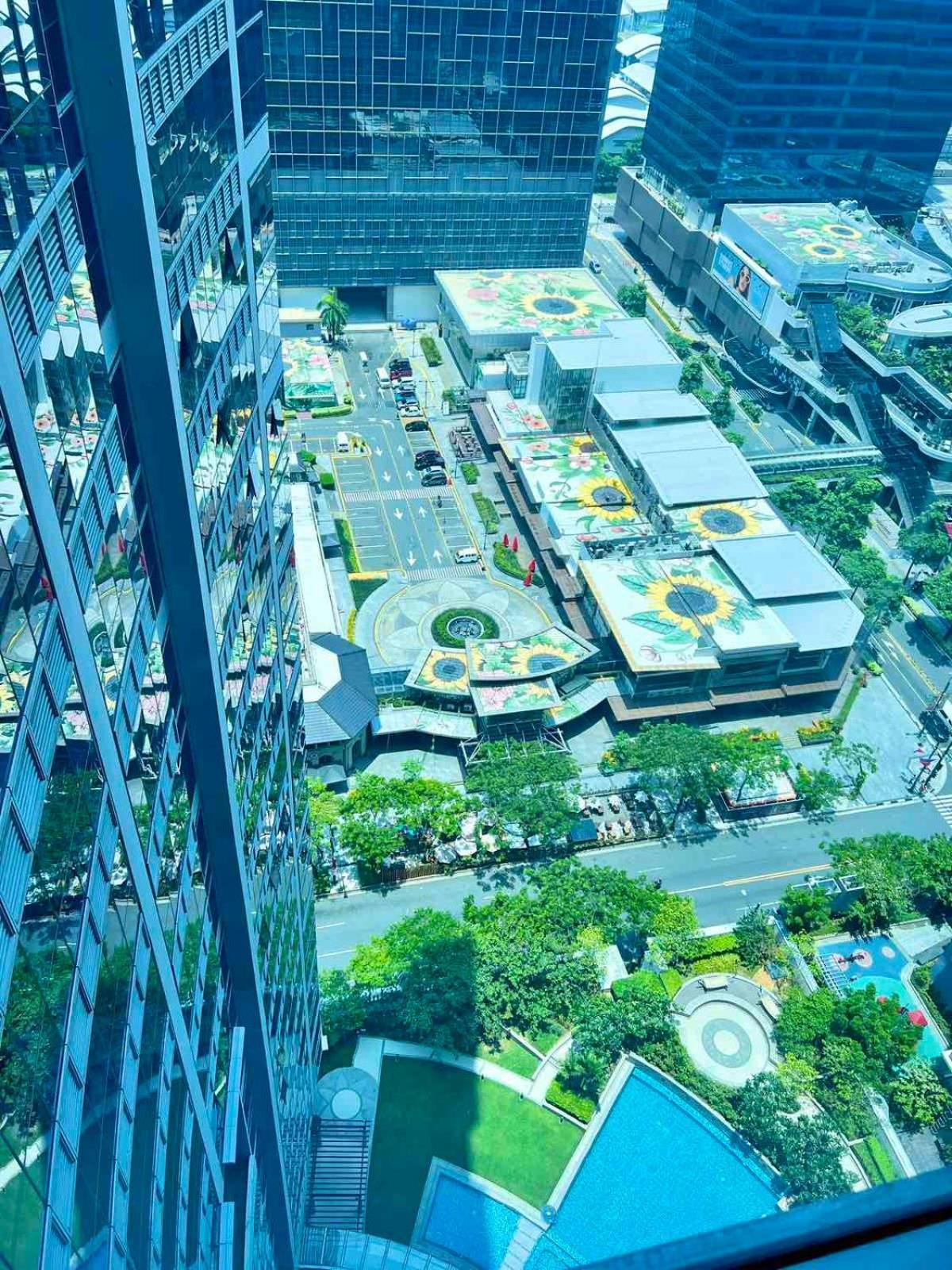 Uptown Parksuites Tower 1 * Manila