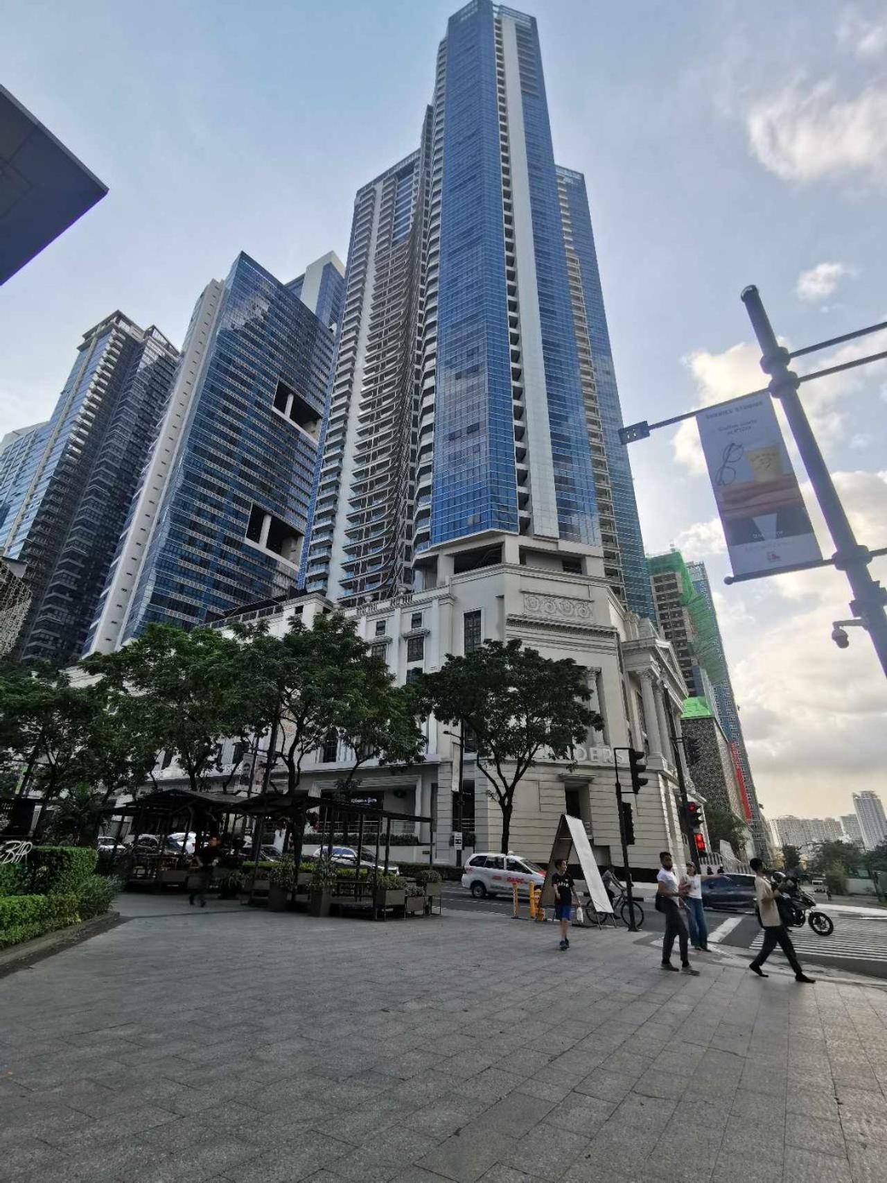 Uptown Parksuites Tower 1